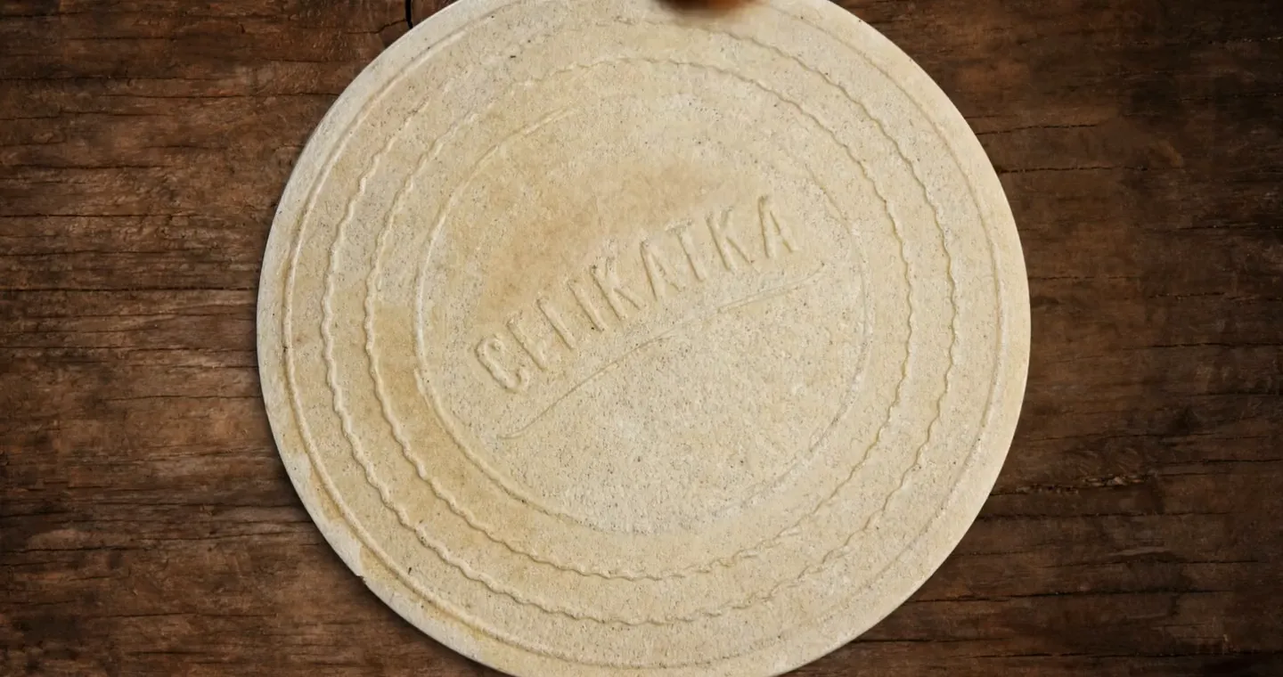Bezlepková oblátka CELIKATKA s razeným logom na drevenom stole